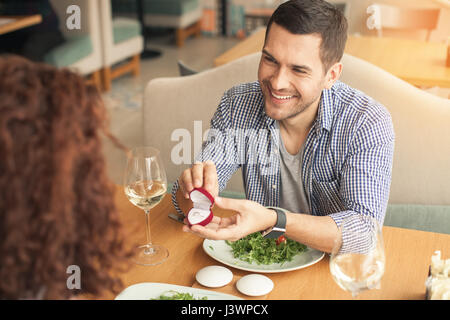 Nizza suchen paar im café Stockfoto