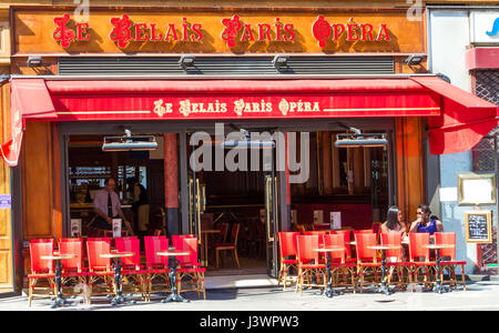 Paris, Frankreich-Juli 9, 2016: das traditionelle Paris Café Le Relais Paris Opera befindet sich in der Nähe von Opéra Palais von Paris. Stockfoto