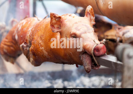 Schwein am Spieß gebraten, in die traditionelle Art und Weise, Tiefenschärfe und kleine Schärfentiefe Stockfoto