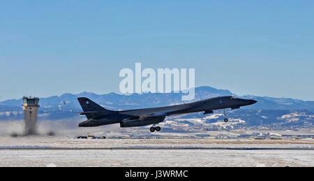 Ein USAF B-1 b Lancer strategischer Bomber Flugzeug startet von der Ellsworth Air Force Base 2. Dezember 2015 in der Nähe von Box Elder, South Dakota.    (Foto: James L. Miller / US Air Force über Planetpix) Stockfoto