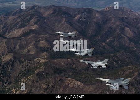 USAF F-16 Fighting Falcon Jagdflugzeug fliegen in Formation 8. April 2015 in Arizona.    (Foto von Jeffrey Allen / US Air Force über Planetpix) Stockfoto