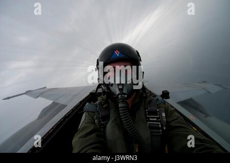 Eine USAF-Pilot nimmt ein Selbstporträt während des Fluges ein Kampfflugzeug F/A-18F Super Hornet 25. Februar 2012 über den arabischen Golf.    (Foto von MCS2 James R. Evans / US Navy über Planetpix) Stockfoto