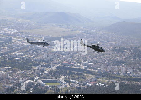 Ein USN-MH-60 s-Ritter hawk Hubschrauber (links) fliegt mit einem montenegrinischen Air Force Soko H-42 Gazelle-Hubschrauber 23. April 2015 in Podgorica, Montenegro.    (Foto von Montenegro Luftwaffe Foto /Montenegro Air Force über Planetpix) Stockfoto