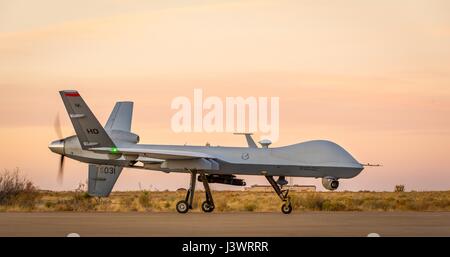 Ein USAF MQ-9 Reaper unmanned aerial vehicles, das Flugzeug auf der Landebahn bei Sonnenuntergang auf der Holloman Air Force Base 16. Dezember 2016 in Alamogordo, New Mexico landet.    (Foto: j. M. Eddins Jr. / US Air Force über Planetpix) Stockfoto