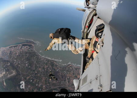 USA und Spanisch Special Force-Kommandos führen Paradrop Ausbildung springen von einem Hubschrauber der US-Navy 26. März 2014 in Rota, Spanien.    (Foto: Scott Moak EURO1 Navy über Planetpix) Stockfoto