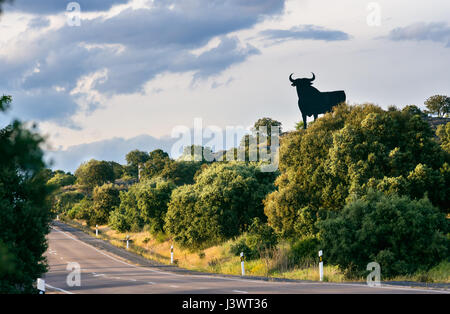 Osborne-Stier. schwarze Silhouette Bild eines Stiers in semi-Profil, das auf spanischen Straßen gesehen werden kann. Stockfoto