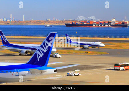 Flughafen Tokio-Haneda ANA Boeing 767 Tokio Japan Stockfoto