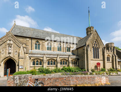 Sacred Heart Catholic Church, gotischer Architektur in Petworth, einer Stadt in West Sussex, Südostengland, im Frühjahr an einem sonnigen Tag mit blauem Himmel Stockfoto