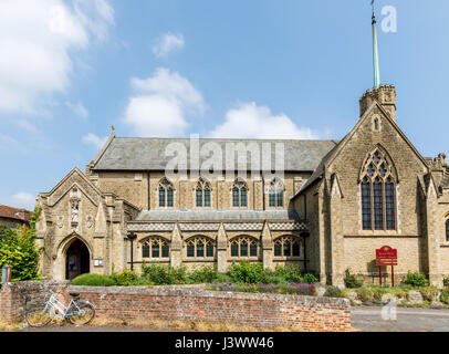 Sacred Heart Catholic Church, gotischer Architektur in Petworth, einer Stadt in West Sussex, Südostengland, im Frühjahr an einem sonnigen Tag mit blauem Himmel Stockfoto