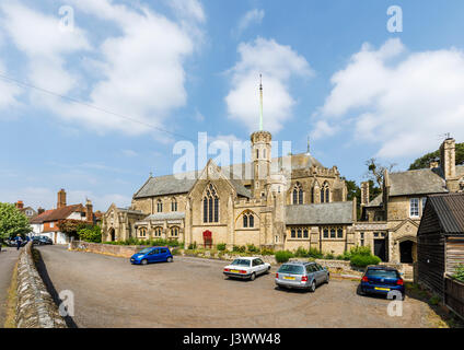 Sacred Heart Catholic Church, gotischer Architektur in Petworth, einer Stadt in West Sussex, Südostengland, im Frühjahr an einem sonnigen Tag mit blauem Himmel Stockfoto