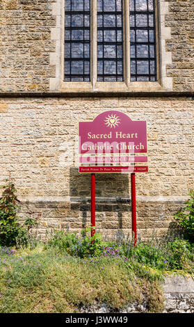 Schild mit Namen und Sonntag Masse Zeit, Sacred Heart Catholic Church, Petworth, einer Stadt in West Sussex, Südostengland Stockfoto