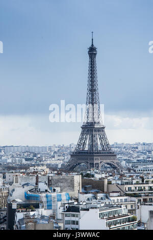 Eine fantastische Sicht auf den metallischen Eiffelturm und Paris City Stockfoto