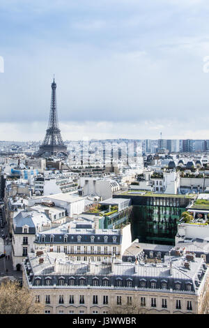 Eine fantastische Sicht auf den metallischen Eiffelturm und Paris City Stockfoto