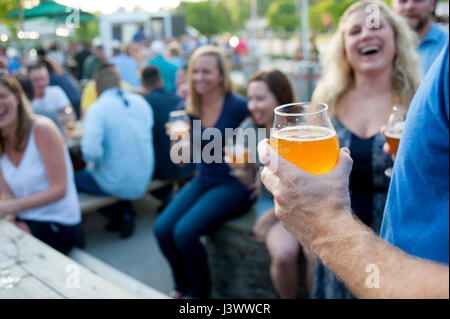 USA Virginia VA Jugend Handwerk Biertrinken in Williamsburg in Virginia Beer Company-Brauerei Stockfoto