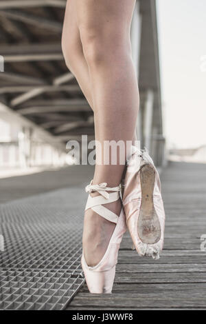 Eine Ballerina Aufwärmen mit pointes Stockfoto