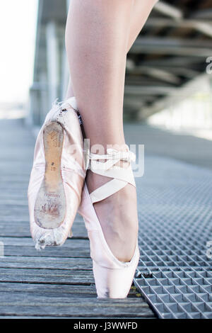 Eine Ballerina Aufwärmen mit pointes Stockfoto