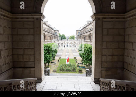 Der Blick aus dem Inneren, in den Hof des Krankenhaus-Hotel-Dieu in Paris Stockfoto