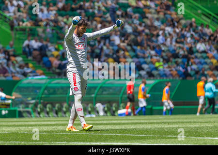 Lissabon, Portugal. 7. Mai 2017. 7. Mai 2017. Lissabon, Portugal. Die Belenenses Torwart aus Portugal Hugo Ventura (24) in Aktion während des Spiels Sporting CP V CF Os Belenenses Credit: Alexandre de Sousa/Alamy Live News Stockfoto