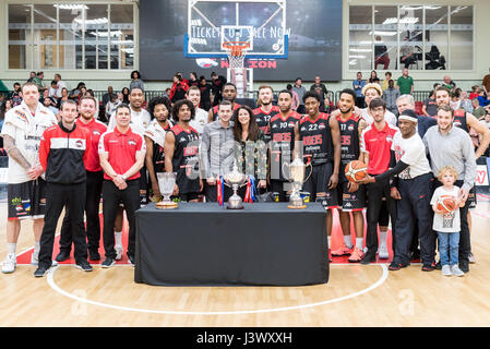 Leicester, UK, 7. Mai 2017.  Die BBL 2. Bein Semi Final Leicester Riders Vs London Lions in der Leicester Arena, Fahrer gewinnen 72 Vs Löwen 55 statt. Team Trainer Rob Paternostro, Brandon Clark (03), Tyler Bernardini (04), Shane Walker (07), Drew Sullilvan (08), John Ward-Hibbert (10), Noel Levi (11), Harrison spielen (12), Conner Washington (13), Pierre Hampton (15), Eric Robertson (22) und Andew Thompson (31), Taylor King (33) schoss mit Mark Selby neue Snooker Weltmeister.  © Pmgimaging/Alamy Live-Nachrichten Stockfoto