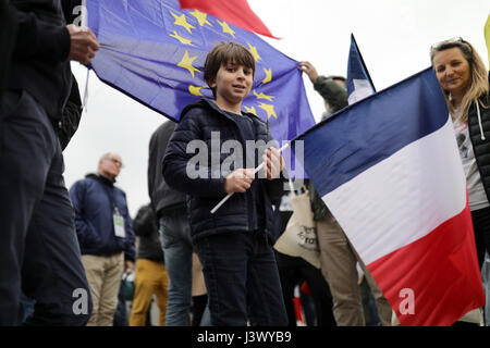 Paris, Frankreich. 7. Mai 2017. Macron Anhänger mit Französisch und EU-Fahnen im Louvre in Paris, Frankreich, 7. Mai 2017. Foto: Michael Kappeler/Dpa/Alamy Live News Stockfoto