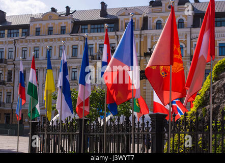 Kiew, UKRAINE - 7. Mai 2017: Flaggen der europäischen Länder im Eurovision Fan-Zone in Kiew, Ukraine, 2017 Credit: Denys Davydenko/Alamy Live News Stockfoto