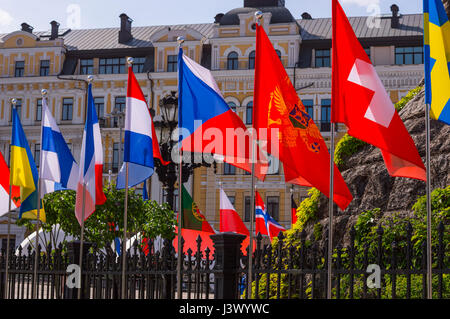 Kiew, UKRAINE - 7. Mai 2017: Flaggen der europäischen Länder im Eurovision Fan-Zone in Kiew, Ukraine, 2017 Credit: Denys Davydenko/Alamy Live News Stockfoto