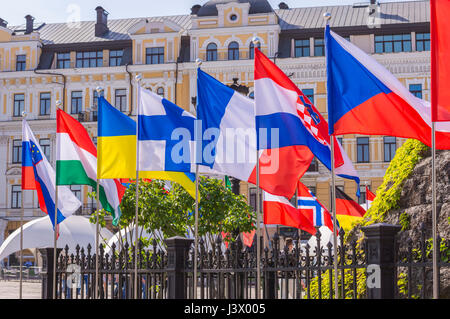 Kiew, UKRAINE - 7. Mai 2017: Flaggen der europäischen Länder im Eurovision Fan-Zone in Kiew, Ukraine, 2017 Credit: Denys Davydenko/Alamy Live News Stockfoto