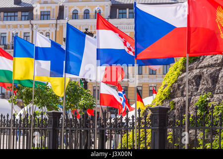 Kiew, UKRAINE - 7. Mai 2017: Flaggen der europäischen Länder im Eurovision Fan-Zone in Kiew, Ukraine, 2017 Credit: Denys Davydenko/Alamy Live News Stockfoto