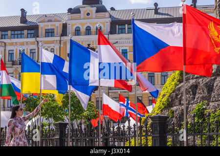 Kiew, UKRAINE - 7. Mai 2017: Flaggen der europäischen Länder im Eurovision Fan-Zone in Kiew, Ukraine, 2017 Credit: Denys Davydenko/Alamy Live News Stockfoto