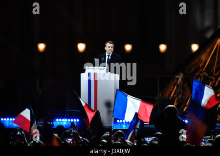 Paris, Frankreich. 7. Mai 2017. Emmanuel Macron hält eine Rede vor dem Louvre Museum in Paris, Frankreich, am 7. Mai 2017. Zentristischen Kandidat Emmanuel Macron gewann Sonntag die Stichwahl der französischen Präsidentschaftswahl gegen Rivalen rechtsextreme Marine Le Pen, nach polling Agentur Projektionen ausgestellt nach der Abstimmung. Bildnachweis: Chen Yichen/Xinhua/Alamy Live-Nachrichten Stockfoto