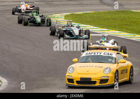 SÃO PAULO, SP - 06.05.2017: PORSCHE GT 3 CUP CHALLENGE E F 3 BRASIL - tritt In die Foto-Auto-Patin die Strecke in der zweiten Phase des Porsche Império GT3 Cup und f-3 Brasilien auf dem Autódromo Interlagos, an diesem Samstag (06). (Foto: Murilo Cosenza/Fotoarena) Stockfoto