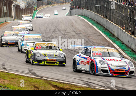 SÃO PAULO, SP - 06.05.2017: PORSCHE GT 3 CUP CHALLENGE E F 3 BRASIL - abgebildeten Autos auf der Strecke in der zweiten Phase des Porsche GT3 Cup IMPA © Flusses und f-3 in Brasilien AutÃ³dromo Interlagos, an diesem Samstag (06). (Foto: Murilo Cosenza/Fotoarena) Stockfoto