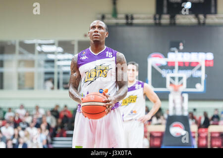 Leicester, UK, 7. Mai 2017.  Die BBL 2. Bein Semi Final Leicester Riders Vs London Lions in der Leicester-Arena statt, Fahrer gewinnen 72 Vs Löwen 55 voran bis ins Finale. London-Löwe Alex Owumi (15) seine kostenlose Aufnahme, während Teamkollege Kai Williams (23) blickt auf.  © Pmgimaging/Alamy Live-Nachrichten Stockfoto