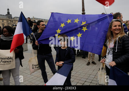 Paris, Frankreich. 7. Mai 2017. Macron Unterstützer posieren mit einem EU und französische Flaggen. Unterstützer von Emmanuel Macron, unabhängiger Präsidentschaftskandidat aus der Bewegung En Marche! Feiern Sie die Exit-Polls, die ihn der nächste französische Präsident gewählt werden sehen. Stockfoto