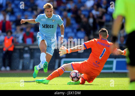 Italien, Rom, 7. Mai 2017: Ciro Immobile Partitur die Gol während des Fußballspiels Seria A Italian zwischen S.S. Lazio gegen UC Sampdoria Genua im Olympiastadion in Rom am 7. Mai 2017. Stockfoto