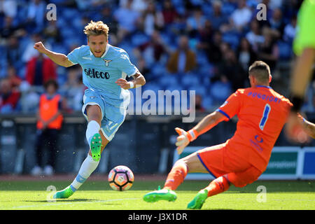 Italien, Rom, 7. Mai 2017: Ciro Immobile Partitur die Gol während des Fußballspiels Seria A Italian zwischen S.S. Lazio gegen UC Sampdoria Genua im Olympiastadion in Rom am 7. Mai 2017. Stockfoto