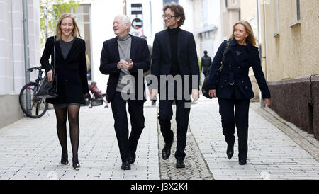 Datei - eine Datei Bild vom 2. Mai 2017 zeigt Anton Schlecker (2. von links), seine Frau Christina (R) und seinen Kindern Meike (L) und Lars (2. von rechts) zu Fuß durch die Stadt Ehingen, Deutschland. Der Prozess gegen die 72 - jährige vorsätzliche Insolvenz weiter vor dem Landgericht Stuttgart. Foto: Thomas Warnack/dpa Stockfoto