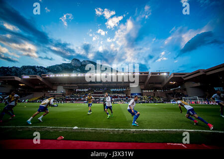 Monaco. 3. Mai 2017. Gesamtansicht, 3. Mai 2017 - Fußball: Juventus Turin Spieler Aufwärmen vor dem Halbfinale der UEFA Champions League 1. Bein match zwischen AS Monaco 0-2 Juventus im Stade Louis II in Monaco. Bildnachweis: Maurizio Borsari/AFLO/Alamy Live-Nachrichten Stockfoto