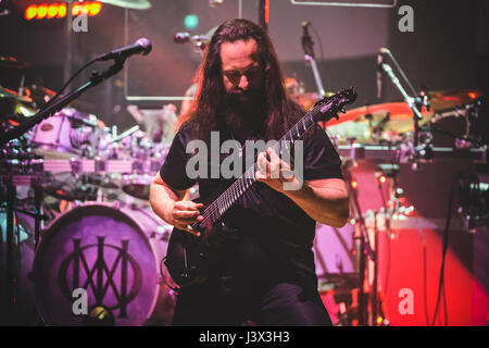 Turin, Italien. 7. Mai 2017. Dream Theater, die live auf der Bühne im Auditorium Lingotto in Turin für ihre "Bilder, Worte und darüber hinaus" Tour 2017-Konzert. : Bildnachweis Cronos/Alessandro Bosio: Cronos/Alamy Live-Nachrichten Stockfoto