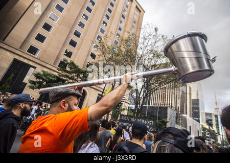 Sao Paulo, Brasilien. 6. Mai 2017. Demonstranten zu demonstrieren, für die Legalisierung von Cannabis während der jährlichen Hanf-Parade am 6. Mai 2017 in Sao Paulo, Brasilien am 6. Mai 2017 | Verwendung Weltweit/Picture Alliance Credit: Dpa/Alamy Live-Nachrichten Stockfoto