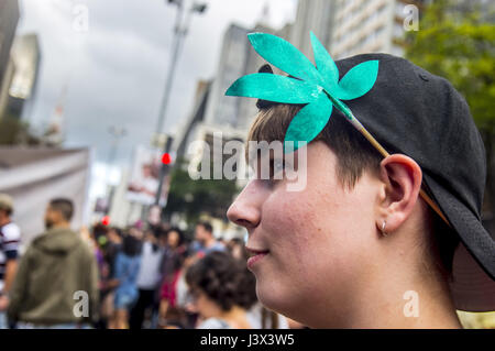 Sao Paulo, Brasilien. 6. Mai 2017. Demonstranten zu demonstrieren, für die Legalisierung von Cannabis während der jährlichen Hanf-Parade am 6. Mai 2017 in Sao Paulo, Brasilien am 6. Mai 2017 | Verwendung Weltweit/Picture Alliance Credit: Dpa/Alamy Live-Nachrichten Stockfoto