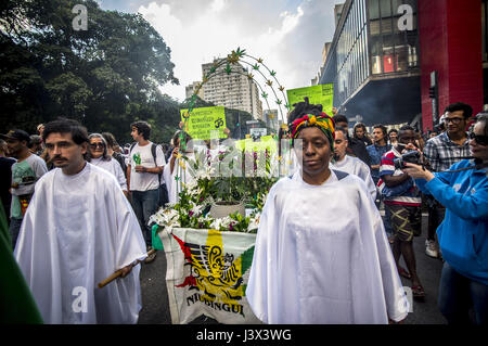 Sao Paulo, Brasilien. 6. Mai 2017. Demonstranten zu demonstrieren, für die Legalisierung von Cannabis während der jährlichen Hanf-Parade am 6. Mai 2017 in Sao Paulo, Brasilien am 6. Mai 2017 | Verwendung Weltweit/Picture Alliance Credit: Dpa/Alamy Live-Nachrichten Stockfoto