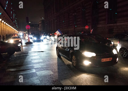 Paris, Frankreich. 7. Mai 2017. Julien Mattia / Le Pictorium - Fans von Emmanuel Macron im Louvre - 05.07.2017 - Frankreich / Ile-de-France (Region) / Paris - mehrere tausend Menschen versammelten sich in der Esplanade des Louvre zu feiern den Sieg von Emmanuel Macron vor Marine Le Pen bei den Präsidentschaftswahlen 2017 Credit: LE PICTORIUM/Alamy Live News Stockfoto