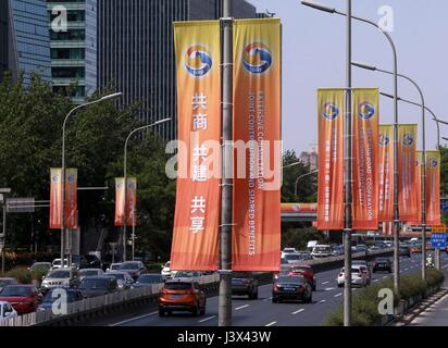 Peking, China. 7. Mai 2017. Banner werden aufgehängt, um die bevorstehende Gürtel und Straße Forum for International Cooperation in Peking, Hauptstadt von China, 7. Mai 2017 zu begrüßen. Beijing wird der Gürtel und Road-Forum für internationale Zusammenarbeit am 14.-15. Mai veranstaltet. Bildnachweis: Chen Xiaogen/Xinhua/Alamy Live-Nachrichten Stockfoto