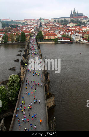 Prag, Tschechische Republik. 7. Mai 2017. Läufer überqueren Sie die Karlsbrücke während der Prague International Marathon in Prag, Tschechische Republik, am 7. Mai 2017. Bildnachweis: Dana Kesnerova/Xinhua/Alamy Live-Nachrichten Stockfoto