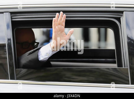 Paris, Frankreich. 8. Mai 2017. Der scheidende französische Präsident Francois Hollande Wellen aus dem Fenster seines Autos in Paris, Frankreich, 8. Mai 2017. Hollandes Nachfolger Emmanuel Macron besiegte den rechtsextremen Kandidaten Marine Le Pen (Front National) in der zweiten Runde der Präsidentschaftswahlen am Sonntag (07.05.17). Foto: Michael Kappeler/Dpa/Alamy Live News Stockfoto