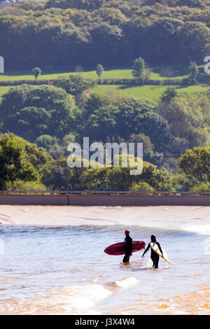 Conwy County, Wales, UK. 8. Mai 2017. Großbritannien Wetter, strahlendem Sonnenschein an der Westküste von Großbritannien heute darunter Nordwales. Surfer in der Sonne am Welten erste künstliche Surf See in Dolgarrog, North Wales Credit: DGDImages/Alamy Live News Stockfoto