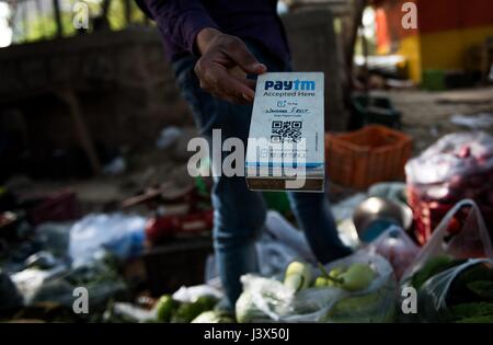 (170508)--Peking, 8. Mai 2017 (Xinhua)--A Verkäufer zeigt QR-Code an einen Kunden, Zahlung mit Paytm, eine Bezahl-app gesponsert von Alipays Muttergesellschaft finanzielle Ant in Neu-Delhi, Indien, 12. April 2017 zu sammeln. Es ist eine gemeinsame Sache in China nehmen kein Bargeld und bezahlen mit dem Smartphone, das mit Chinas Alipay oder Wechat installiert wird apps. Mit einem Smartphone können Menschen fast alles wie Einkaufen, Auto Reparatur, ein Taxi zu bezahlen und registrieren ein Krankenhaus bezahlen. In vielen anderen Ländern ist Zahlung mit Alipay und Wechat einen neuen Trend. Alipay der Muttergesellschaft, Ant Financial Services Stockfoto