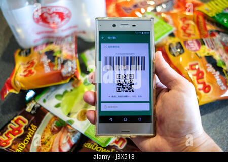 (170508)--Peking, 8. Mai 2017 (Xinhua)--A chinesische Kunden bereitet, mit Wechat in Bangkok, Thailand, 5. Mai 2017 zu bezahlen. Es ist eine gemeinsame Sache in China nehmen kein Bargeld und bezahlen mit dem Smartphone, das mit Chinas Alipay oder Wechat installiert wird apps. Mit einem Smartphone können Menschen fast alles wie Einkaufen, Auto Reparatur, ein Taxi zu bezahlen und registrieren ein Krankenhaus bezahlen. In vielen anderen Ländern ist Zahlung mit Alipay und Wechat einen neuen Trend. Alipay der Muttergesellschaft, Ant Financial Services Group oder "Finanzielle Ameise," hat mehr als 200 Millionen Nutzer in 25 Ländern und Regionen. Wir Stockfoto