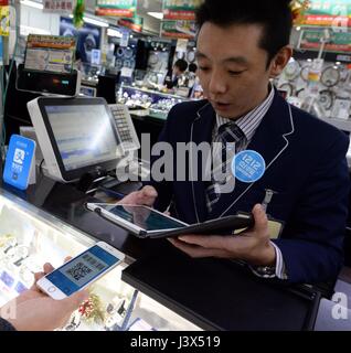 (170508)--Peking, 8. Mai 2017 (Xinhua)--eine Kasse sammelt Zahlung mit Alipay in Tokio, 10. Dezember 2016. Es ist eine gemeinsame Sache in China nehmen kein Bargeld und bezahlen mit dem Smartphone, das mit Chinas Alipay oder Wechat installiert wird apps. Mit einem Smartphone können Menschen fast alles wie Einkaufen, Auto Reparatur, ein Taxi zu bezahlen und registrieren ein Krankenhaus bezahlen. In vielen anderen Ländern ist Zahlung mit Alipay und Wechat einen neuen Trend. Alipay der Muttergesellschaft, Ant Financial Services Group oder "Finanzielle Ameise," hat mehr als 200 Millionen Nutzer in 25 Ländern und Regionen. WeChat, China Stockfoto